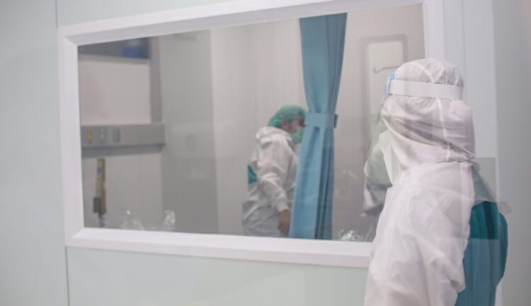 Medical professionals wear PPC in negative pressure room